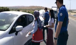 Şanlıurfa’da Trafikte Duran Her Araca Bir Mesaj: Sessiz Kalma!