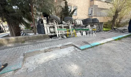Haliliye’de Beton Mikseri Devrildi: Sürücü Yaralandı